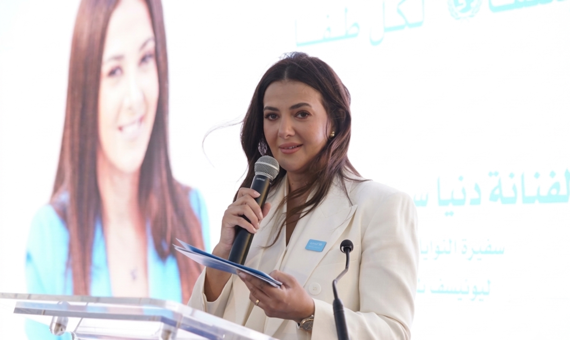 أثناء تجديد تعيينها سفيرة النوايا الحسنة.. دينا سمير غانم تبكي في حفل اليونيسيف